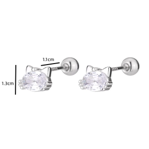 Makro-Detail von S925 Silber Katzenohrringen mit Zirkon, zeigt die Maße von 1,3 cm