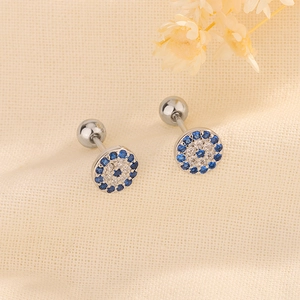 Makroaufnahme der Evil Eye Ohrstecker mit blau-weißen Zirkonsteinen und Schraubverschluss