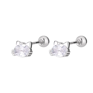 Makroaufnahme von S925 Silber-Ohrring mit Katzenform, Zirkonia und Schraubverschluss