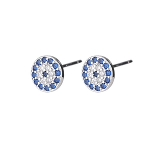 Detailansicht der silbernen Evil-Eye-Ohrstecker mit blau-weißer Zirkonia-Mikropflasterung