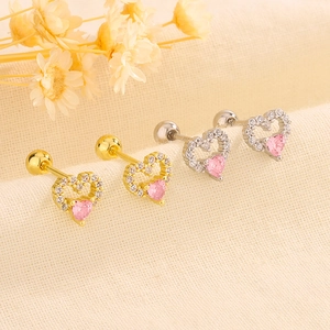 Detailansicht der Herz-Ohrstecker in Gold und Silber mit rosa Steinen und Zirkonia