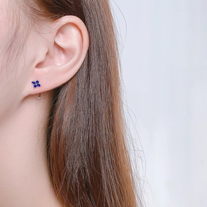 Élégantes boucles d'oreilles trèfle à quatre feuilles en zircon bleu et argenté