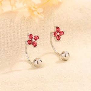 Boucles d'oreilles trèfle en U avec zircons rouges et finition argentée sur tissu