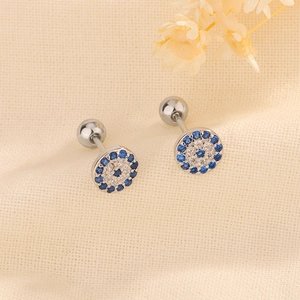 Silberne Evil Eye Ohrstecker mit blauen Zirkonia auf strukturiertem Stoff