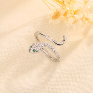 Détail de la bague serpent en argent avec poinçon S925 et yeux en pierres vertes