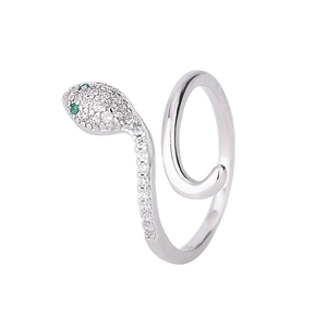 Vue macro d'une bague serpent avec zircons, yeux en pierre verte et anneau réglable