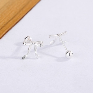 Vue macro de boucles d'oreilles nœud argenté avec fermoir à vis sécurisé pour le quotidien