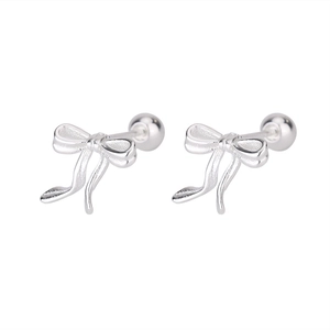Détail de boucles d'oreilles nœud argentées avec fermoir à vis rond sécurisé