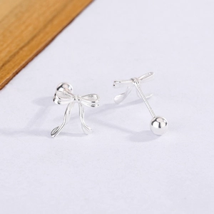 Boucles d'oreilles nœud argenté poli avec fermoir à vis sécurisé pour femmes