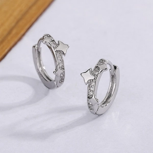 Gros plan de boucles d'oreilles étoile en argent S925 avec zircons sertis et gravure fine