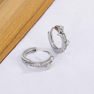 Détail macro de boucles d'oreilles étoile en argent S925 avec zircons incrustés