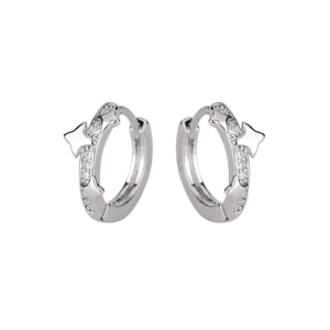 Détail de boucles d'oreilles étoiles en argent avec zircons cubiques blancs