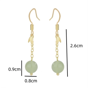 Dettaglio di orecchini a foglia di bambù dorati con perla di giada verde, lunghezza 2.6cm