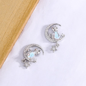 Détail des boucles d'oreilles chat et lune en argent avec pierre de lune et zircons