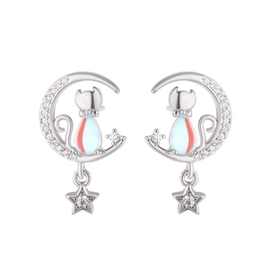Détail de la boucle d'oreille chat et lune avec pierre de lune bleue et étoile