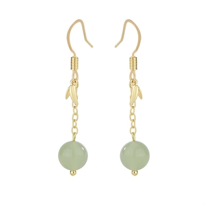 Eleganti orecchini a foglia di bambù dorati con perle di giada verde chiaro su sfondo bianco