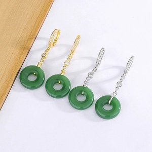 Dettaglio di orecchini in agata verde con finiture in oro e argento e diamanti