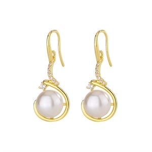Gros plan de boucles d'oreilles en perles avec crochets dorés et accents de zircon