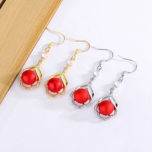 Détails des boucles d'oreilles perles rouges mates avec pétales en zircone et métal