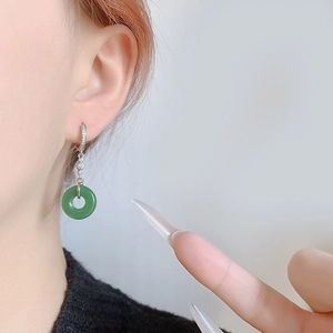 Eleganti orecchini a cerchio in giada verde con inserti in argento e diamanti lucidi
