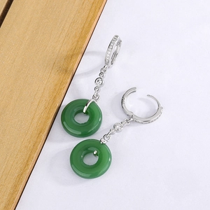 Orecchini a pendente in argento S925 con giada verde e micro diamanti scintillanti incastonati