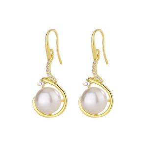 Boucles d'oreilles pendantes en perles dorées avec zircons sur fond blanc épuré