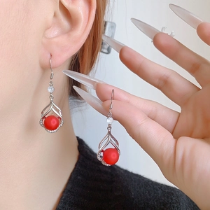 Boucles d'oreilles perles rouges avec cadres argentés et cristaux pour le Nouvel An 2025
