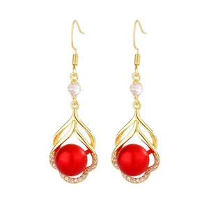 Boucles d'oreilles pendantes dorées avec perles rouges et zircons pour le Nouvel An