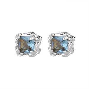 Détails de boucles d'oreilles carrées en cristal bleu avec texture métallique irrégulière