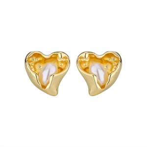 French vintage style irregular heart-shaped gold studs with center pearl accent