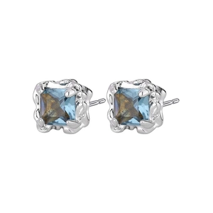 Boucles d'oreilles style lave avec cristal bleu carré et texture métal liquide