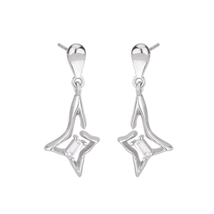Vue détaillée de boucles d'oreilles étoile argentées avec pierres zircon rectangulaires