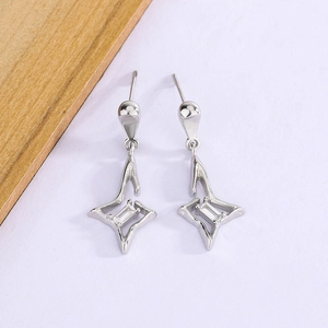 Boucles d'oreilles étoiles tombantes argentées avec zircon rectangulaire sur fond blanc