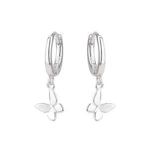 Gros plan des boucles d'oreilles papillon en argent avec poinçon en argent S925