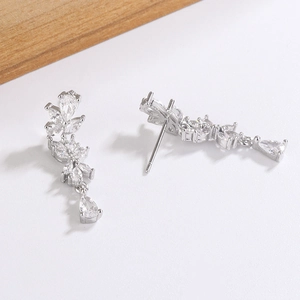Vue détaillée des boucles d'oreilles feuilles en argent avec cristaux scintillants taillés