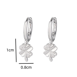 Détail de boucles d'oreilles trèfle en argent S925 avec zircon blanc et dimensions