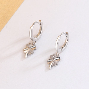 Détail de la boucle d'oreille trèfle en argent S925 avec pavé de diamants étincelants