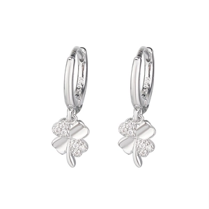 Détail macro du poinçon S925 sur boucles d'oreilles trèfle en argent avec cristaux