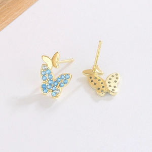 Vue détaillée de boucles d'oreilles papillon bleu avec pavé de cristaux et or