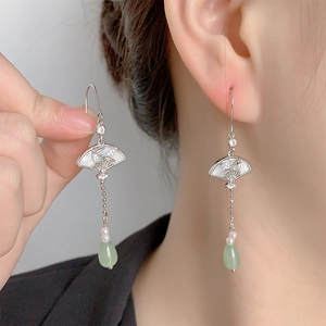 Boucles d'oreilles chinoises vintage en forme d'éventail avec jade vert et perles