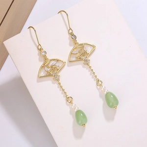 Boucles d'oreilles éventail élégantes avec calcédoine verte et perles dorées