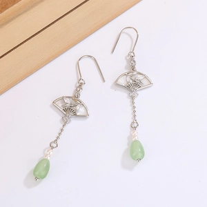 Boucles d'oreilles chinoises en forme d'éventail avec jade vert et perles