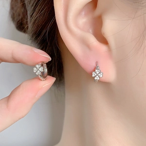 Sparkling four-leaf clover stud earrings with white zircon in polished silver finish