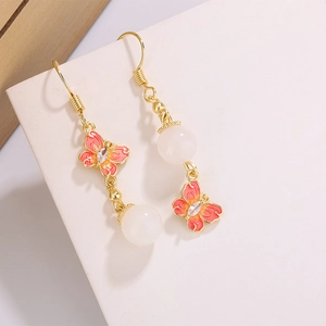 Boucles d'oreilles papillon vintage en or avec émail rose et perles blanches style Hanfu