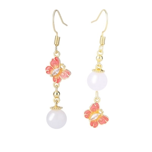 Boucles d'oreilles papillon avec émail rose, perles blanches et finition dorée