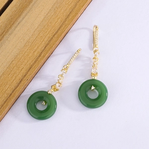Traditionelle chinesische Goldohrringe mit grünen Jade-Anhängern und funkelnden Zirkonia