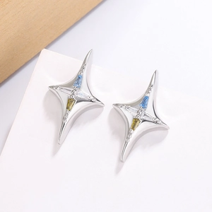 Gros plan détaillé de boucles d'oreilles étoiles avec zircons colorés et facettes