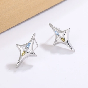 Détail de boucles d'oreilles étoile en argent avec zircons rectangulaires colorés