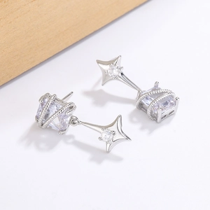 Vue détaillée des boucles d'oreilles étoile et zircon avec texture métal torsadée