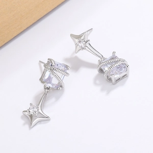 Boucles d'oreilles asymétriques en argent avec étoile et zircon de style vintage